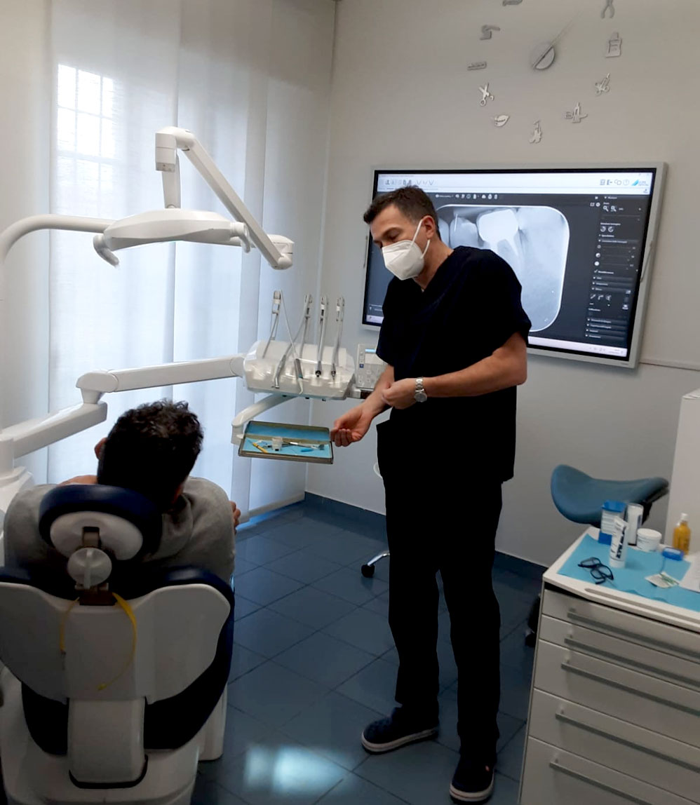 Il dr. Gianluigi Lodetti durante una visita odontoiatrica nello studio dentistico di Brescia.